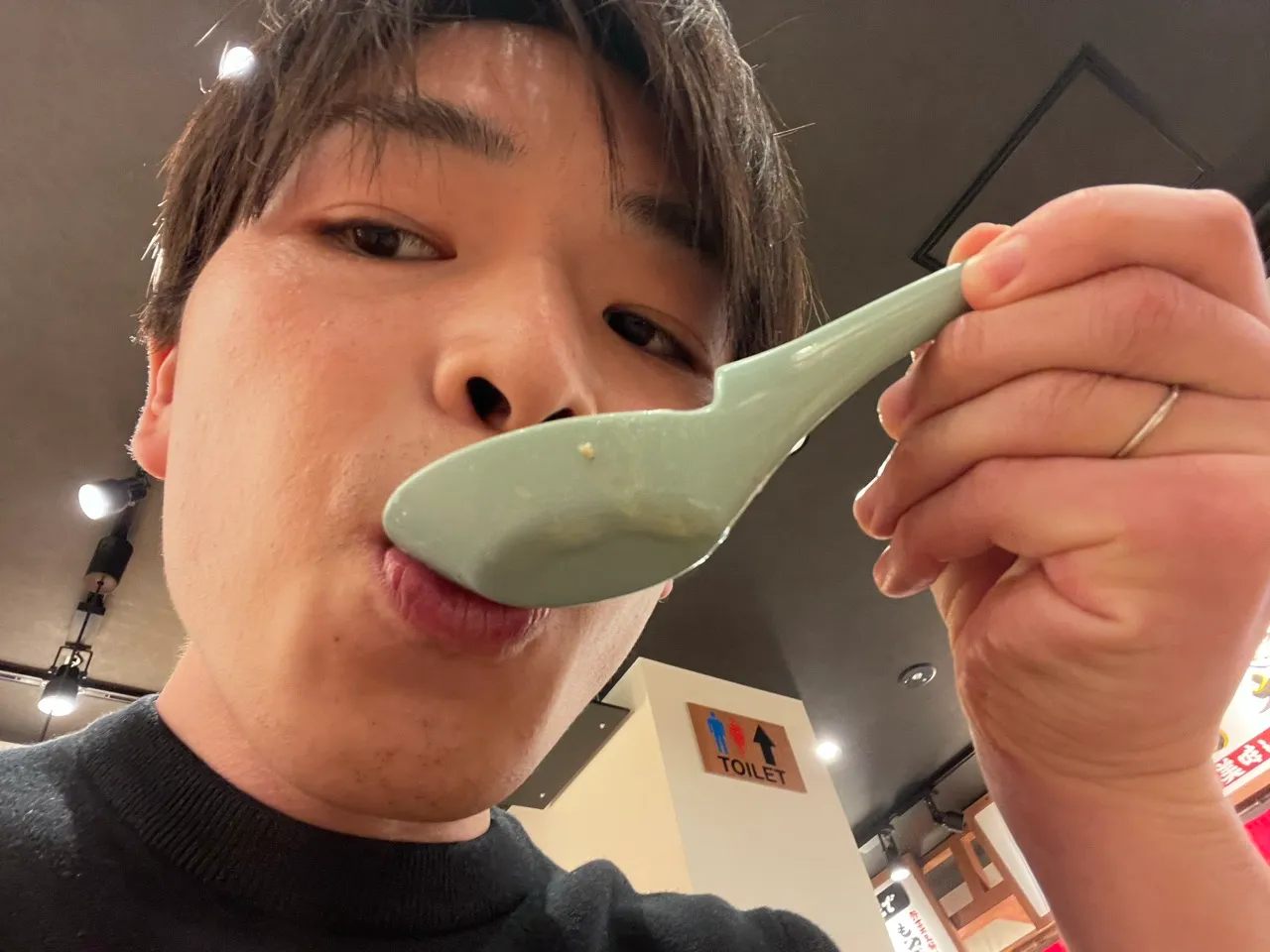 スープを啜る