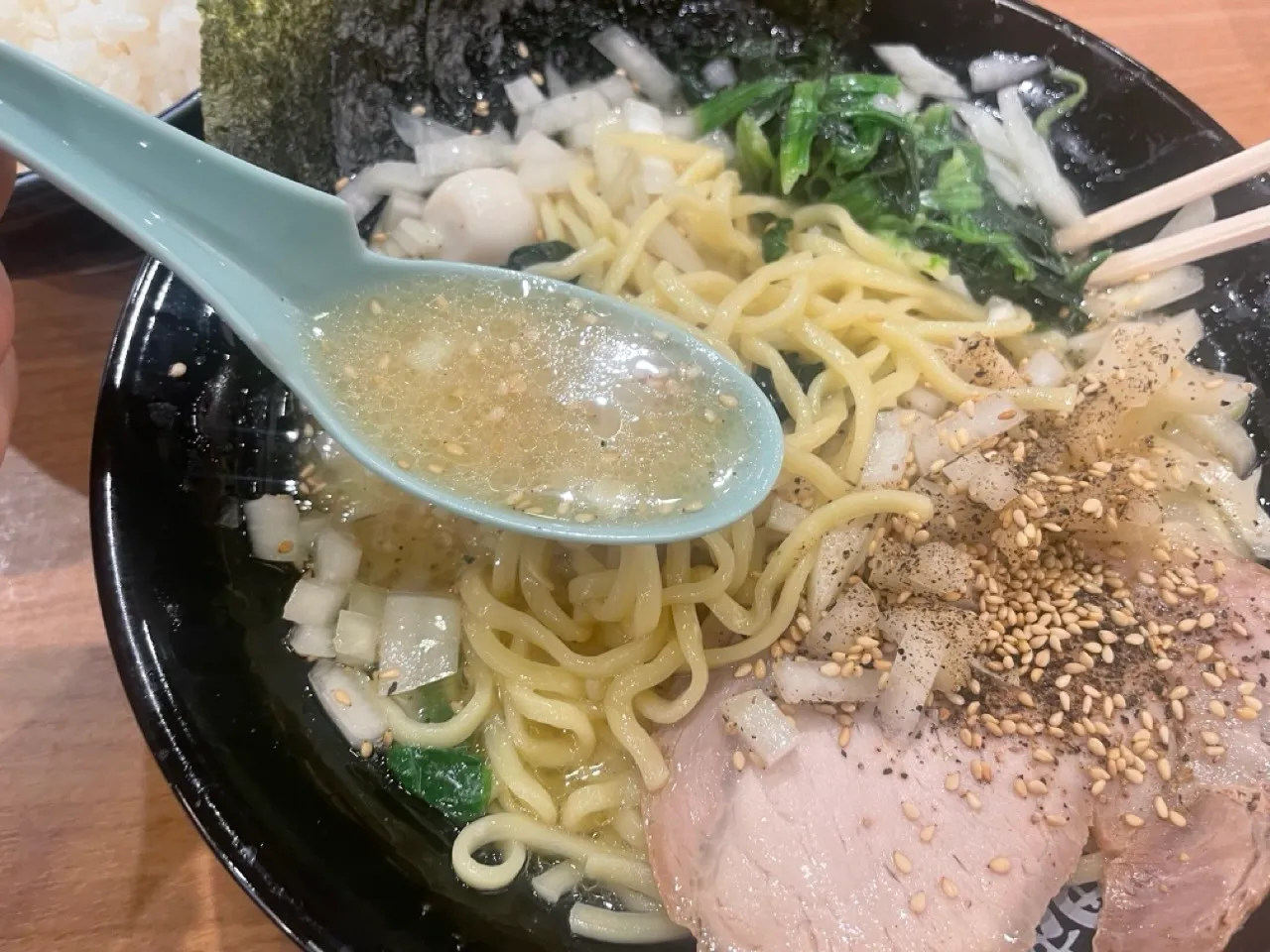 レンゲでスープを掬い上げる